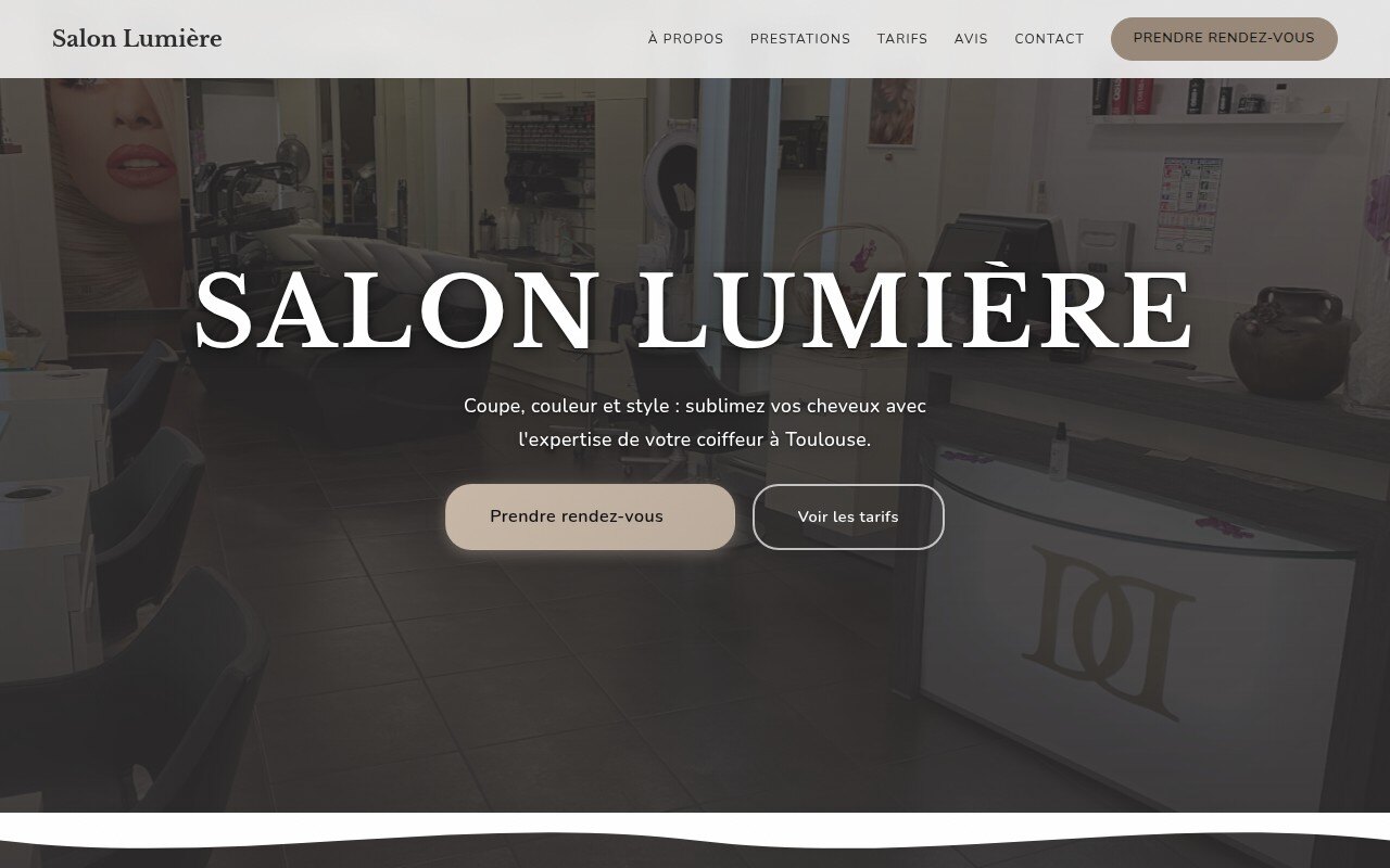Screenshot of Salon Lumière website, immersive design with full-screen hero, gold tones and refined luxury ambiance